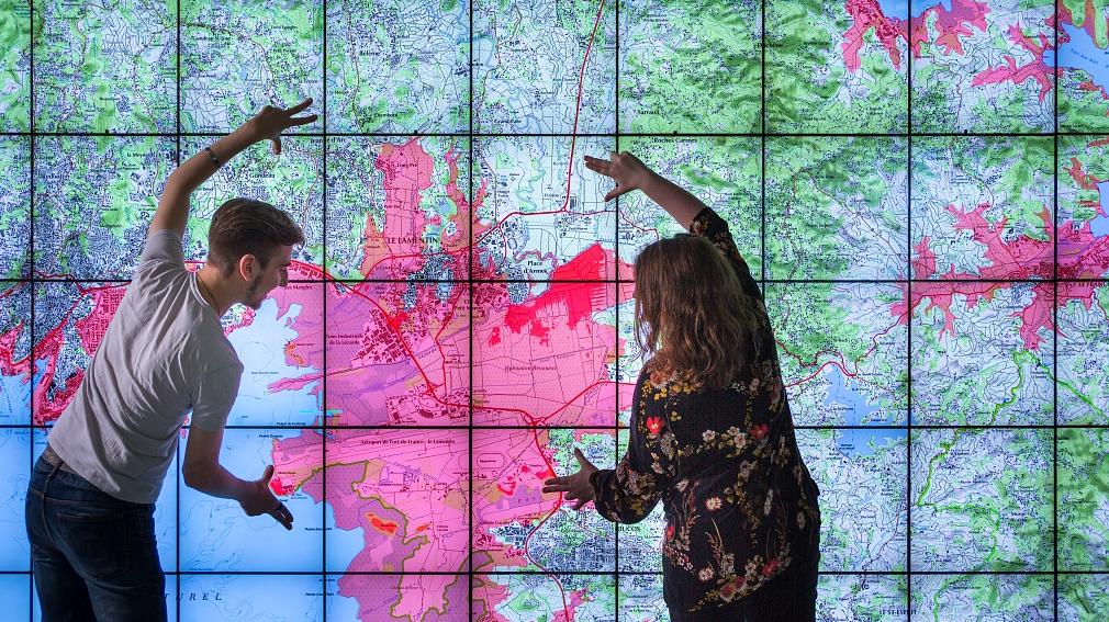 ugénie Brasier et Raphaël James utilisent le mur d'écran Wilder